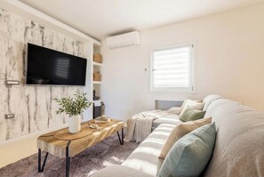 Una Smart TV, una chimenea