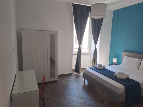 Caja fuerte, espacio para trabajar con un portátil, cortinas opacas