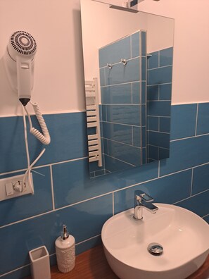 Dusche, Regendusche, Haartrockner, Bidet