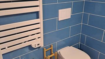 Douche, sĂšche-cheveux, serviettes fournies, savon