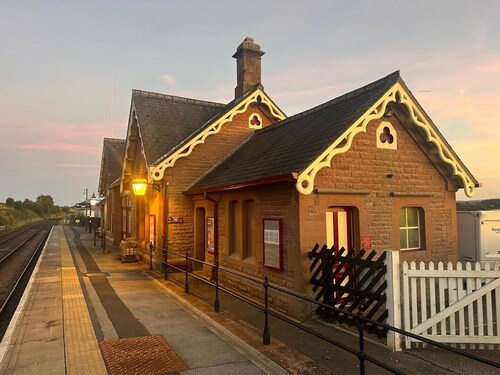 Spacious 4 bed apartment - pet friendly - Langwathby Station Cottage, spotless & unique 4 bedroom cottage with EV charging station & free parking near lakes