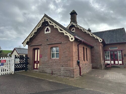 Spacious 4 bed apartment - pet friendly - Langwathby Station Cottage, spotless & unique 4 bedroom cottage with EV charging station & free parking near lakes