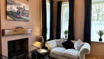 Een smart-tv, een open haard en een kantoor