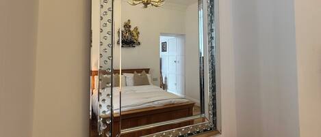 1 quarto, ferros/tábuas de passar roupa, berço de viagem