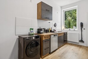 Frigorífico, horno, placa de cocina y lavavajillas