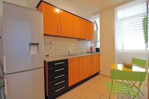 Réfrigérateur, micro-ondes, plaque de cuisson, lave-vaisselle