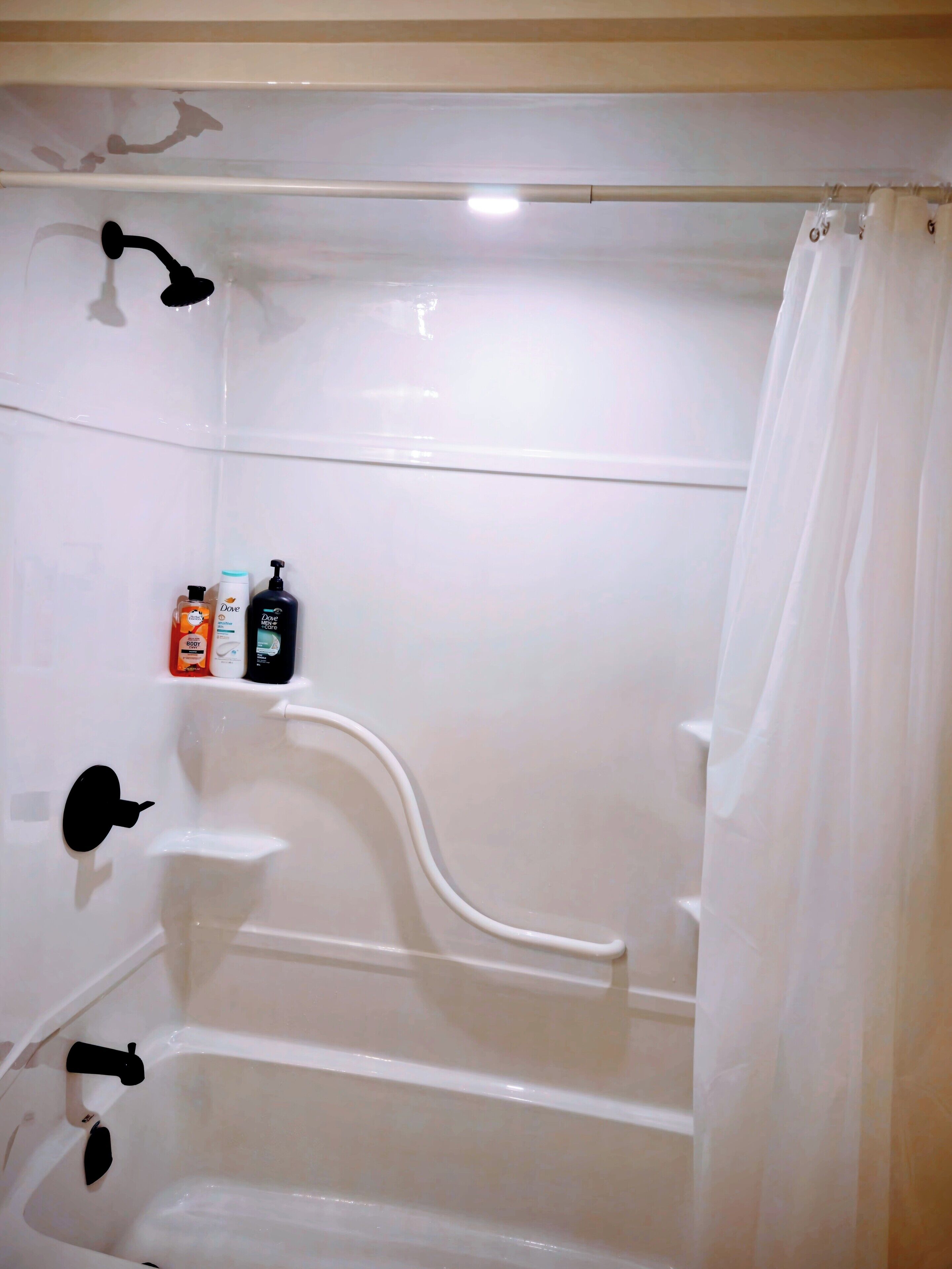 Haartrockner, Handtücher, Seife, Shampoo