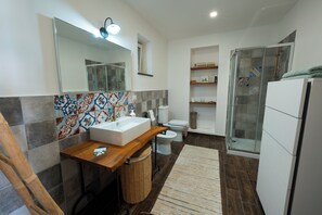 シャワー、ヘアドライヤー、ビデ、タオル