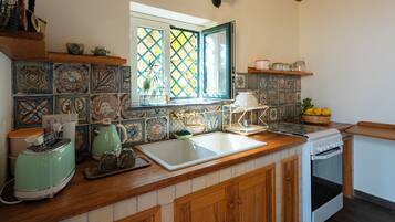 Refrigerador, horno, parrilla de estufa y tetera eléctrica