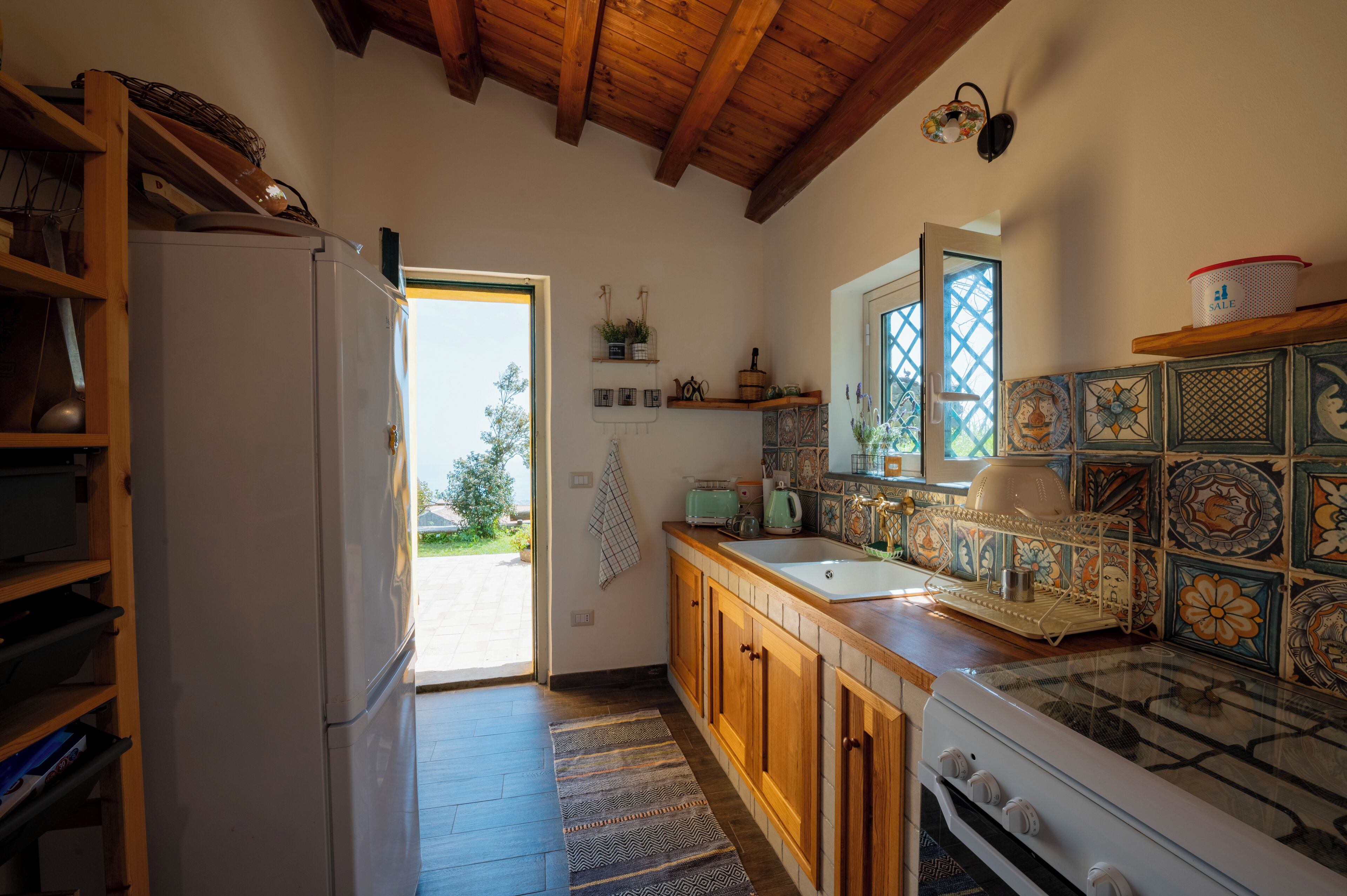 Frigorifero, forno, piano cottura, bollitore elettrico