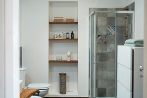 Shower, hair dryer, bidet, towels - Grandma Sara's Etna House, home at the foot of Europe's highest volcano (Puntalazzo)