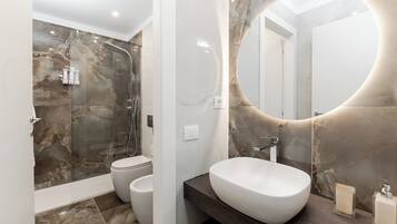 Phòng Suite Deluxe, ban công | Phòng tắm | Máy sấy tóc, khăn tắm, xà phòng, dầu gội