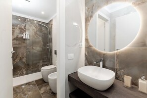 Deluxe Suite, Balcony | Bathroom | Hair dryer, towels, soap, shampoo - Nova Suite (Catania)