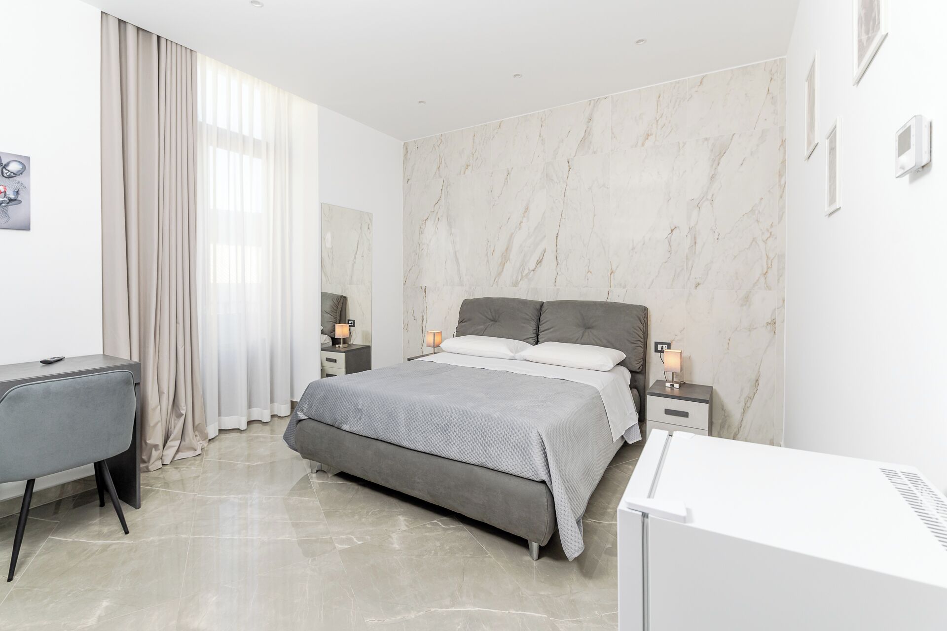 Dobbeltrom – deluxe, balkong | Skrivebord, skrivebord for bærbar PC og wi-fi (inkludert)