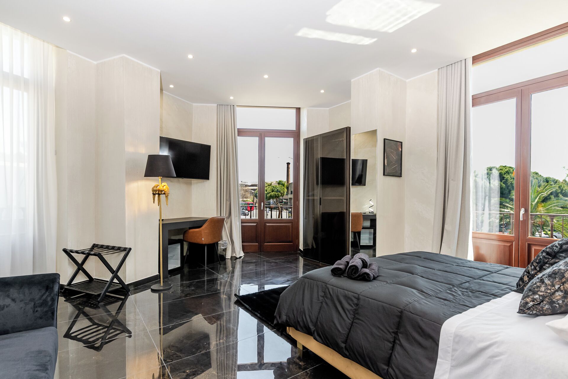 Suite Deluks, balkon, pemandangan kota | Meja kerja, ruang kerja ramah laptop, dan Wi-Fi gratis