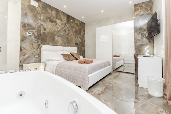 Suite Deluxe, balcone | Una scrivania, postazione laptop, Wi-Fi gratuito