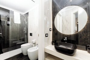 جناح ديلوكس - بشرفة - منظر للمدينة | حمام | مجففات شعر، مناشف، صابون، شامبو