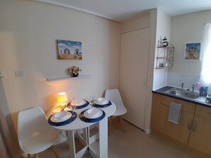 Dining - Charming Northampton Apartment With 2 Bedrooms (Northampton)