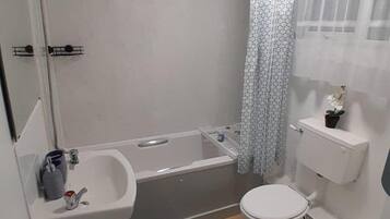 Vòi sen/bồn tắm kết hợp, bồn tắm ngâm, máy sấy tóc, khăn tắm