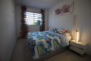 3 habitaciones y tabla de planchar con plancha