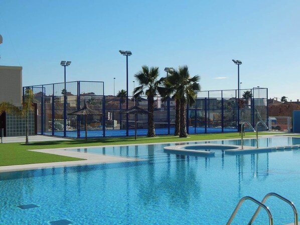 Una piscina al aire libre