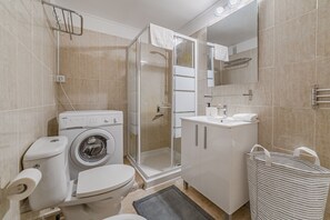 Regadera, bidet, toallas 