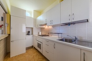 Fridge, oven, coffee/tea maker, electric kettle