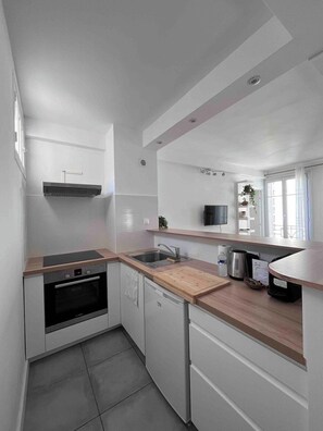 Réfrigérateur, micro-ondes, four, cafetière/bouilloire