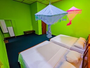 Kamar Quadruple Deluks, 2 Tempat Tidur Queen | Wi-Fi gratis