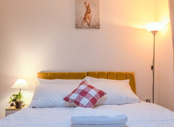 2 bedrooms, iron/ironing board, WiFi, bed sheets