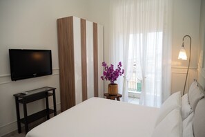 2 bedrooms, iron/ironing board, internet, bed sheets