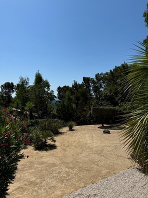 Property grounds - Villa on the heights of Bandol with swimming pool and large beach (Bandol)