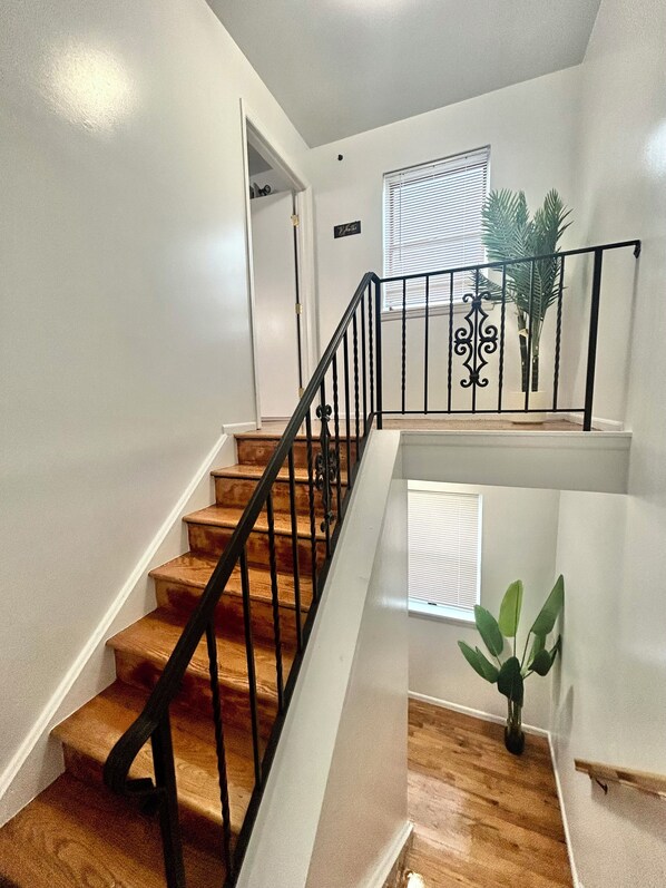 Interior - 5 MINS TO EWR NEWARK INT AIRPORT. NYC. MANHATTAN. TIMES SQUARE. PARKING. LAUNDRY (Newark)