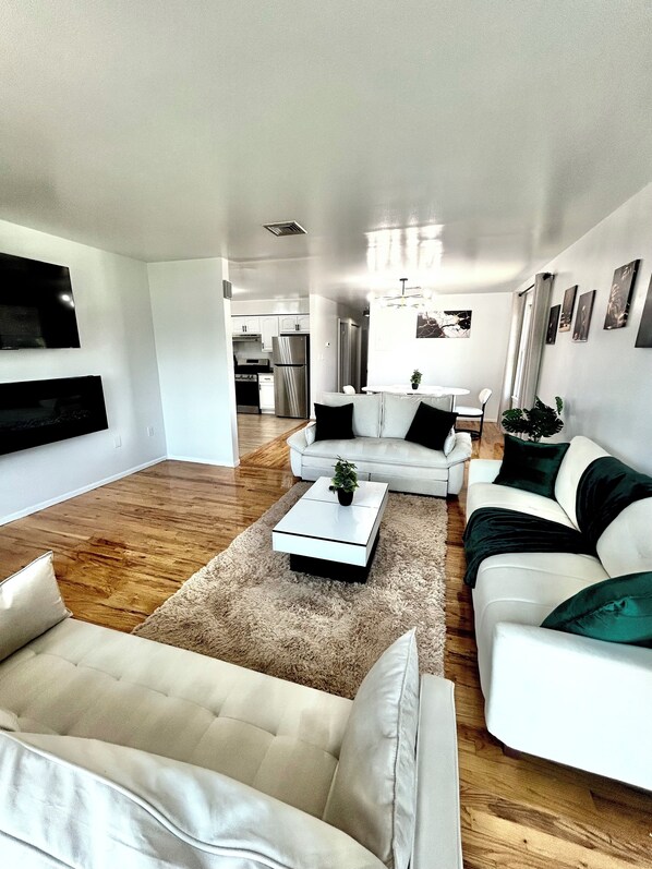 TV, fireplace - Off 40% for November! NYC, JFK, EWR, Newark, Times Square (Newark)