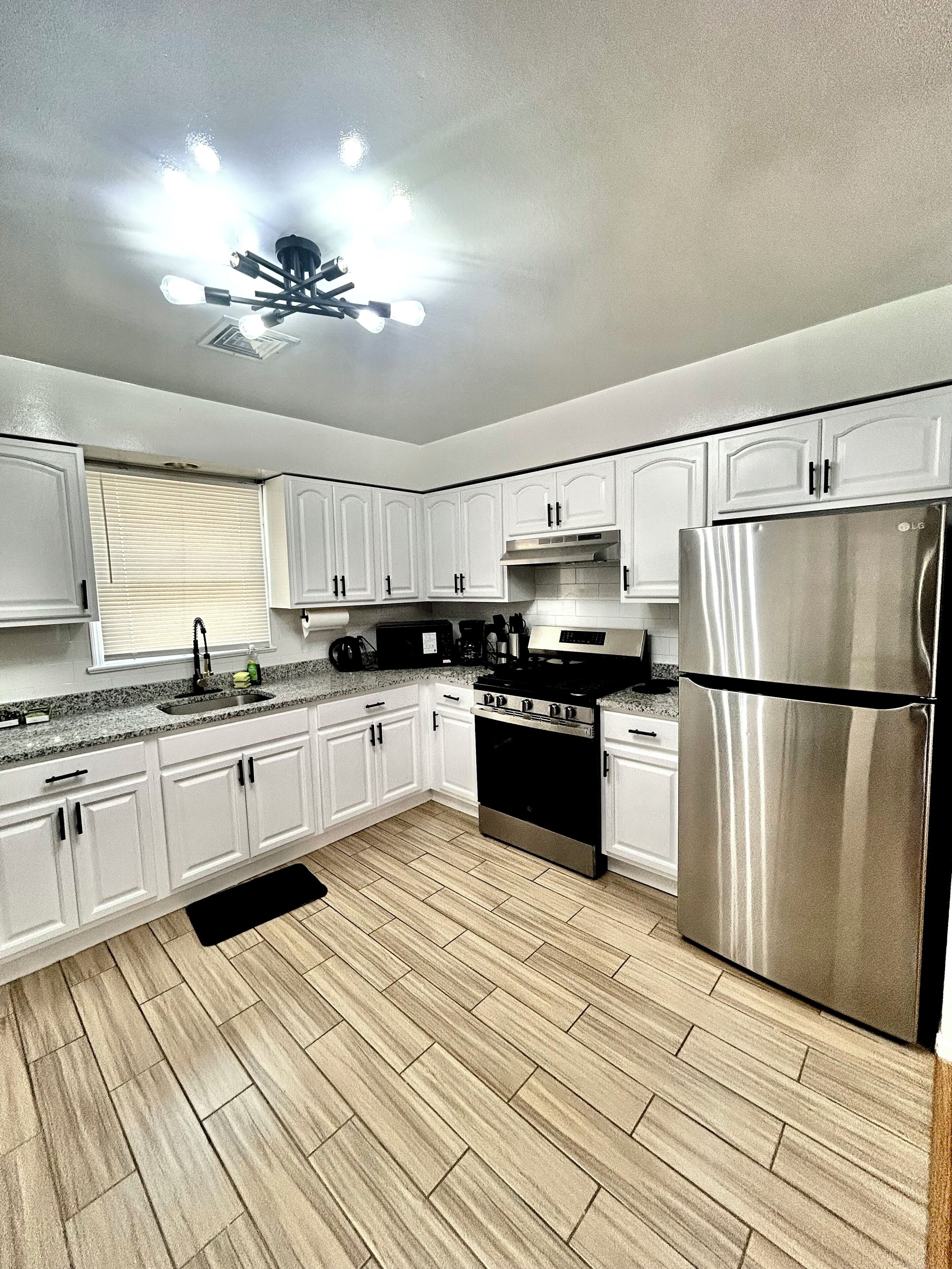 Een microgolfoven, een oven, een kookplaat, keukenpapier