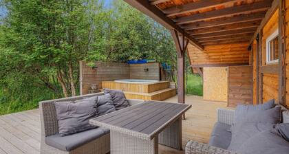 Embrace Nature by the River: Hot Tub & Spa Nearby!
