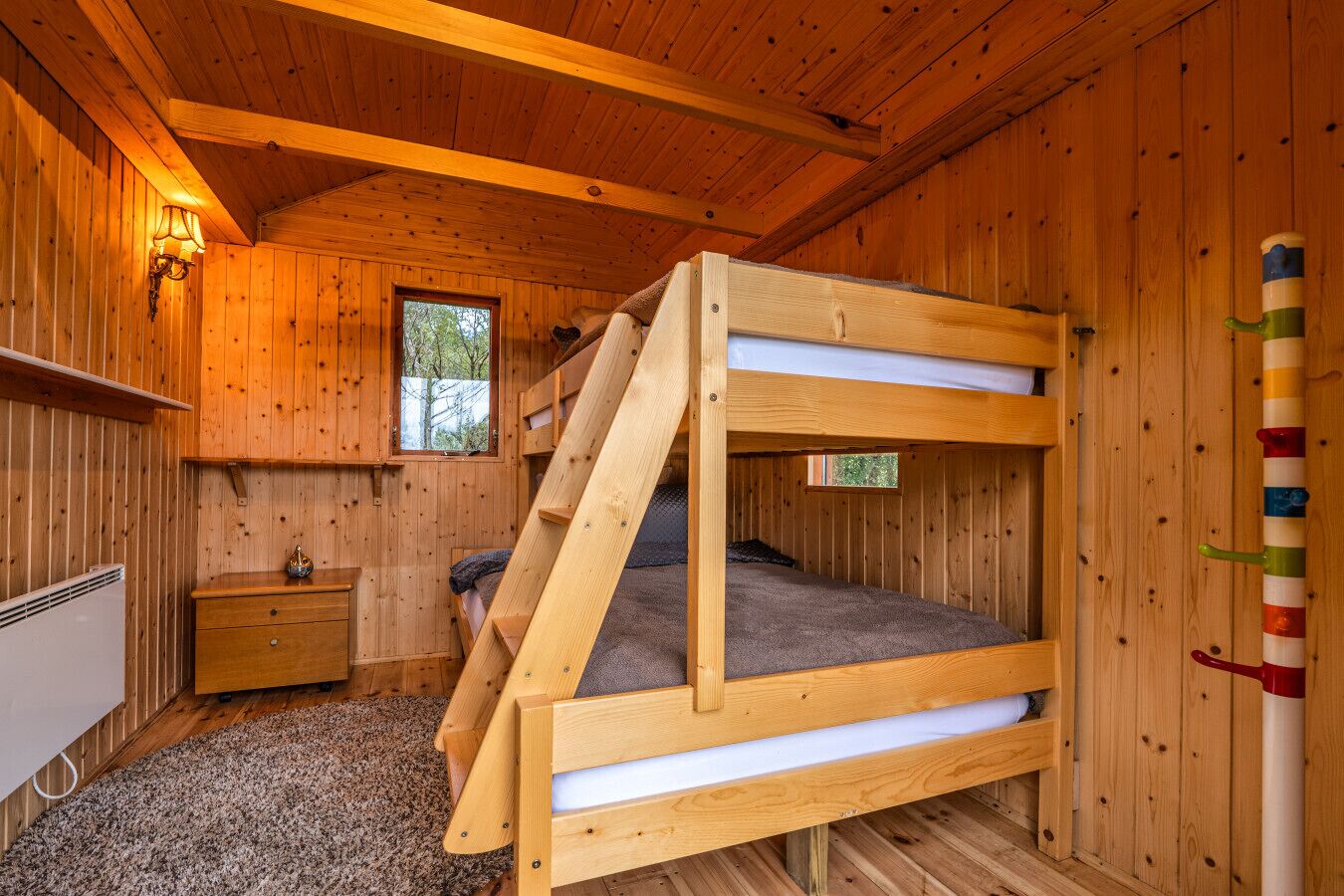 Tabla de planchar con plancha, wifi gratis y ropa de cama 