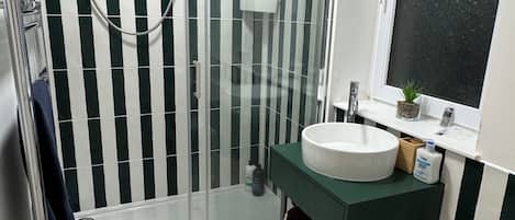 Een douche, een haardroger, handdoeken, zeep