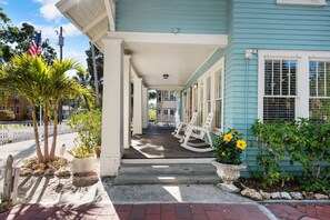 Property grounds - Beautiful Bayside Bungalow 10 min to Beach (Clearwater)