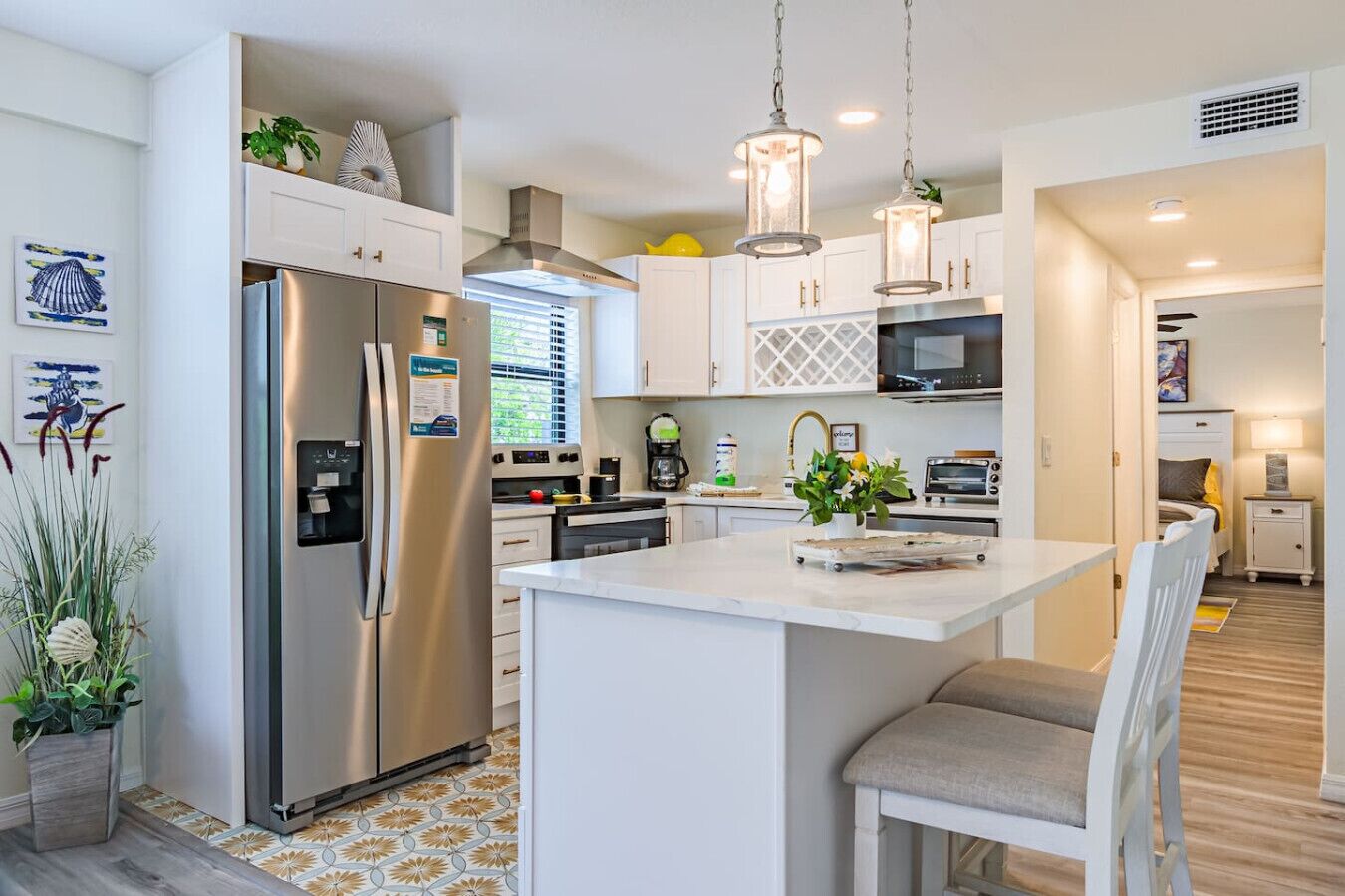 Kjøleskap, mikrobølgeovn, ovn og kokeplater