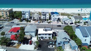 Eine Küstenstadt mit Strandhäusern, einer Hauptstraße und einem Strand im Hintergrund.