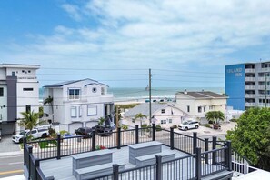 Property grounds - Spectacular Coastal Paradise: Steps from the Sand (Treasure Island)