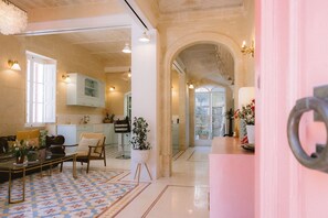 Computer monitors - Tinja B&B (Sliema)