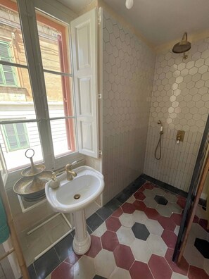 Double Room, Balcony, Partial Sea View | Bathroom - Tinja B&B (Sliema)