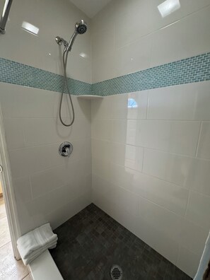 Een douche, een haardroger, handdoeken, zeep