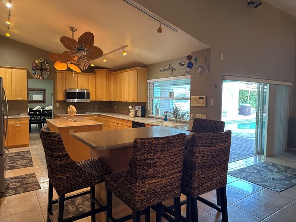 Mikrobølgeovn, ovn, kokeplater og oppvaskmaskin