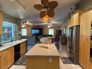 Mikrobølgeovn, ovn, kokeplater og oppvaskmaskin