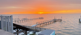 3BR Bay Front Retreat w/ Pool, Lighted Fishing Pier, Kayaks & Pet-Friendly!