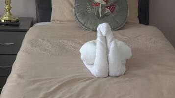 5 bedrooms, iron/ironing board, WiFi, bed sheets