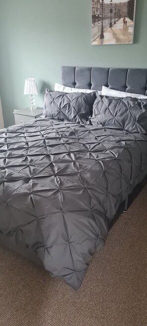 5 habitaciones, tabla de planchar con plancha, wifi y ropa de cama 